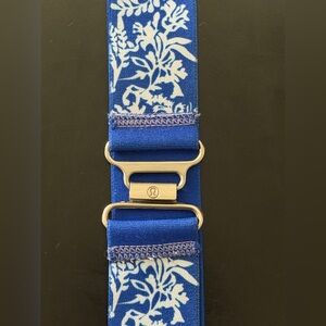 Lululemon Blue Floral yoga mat Elastic strap.